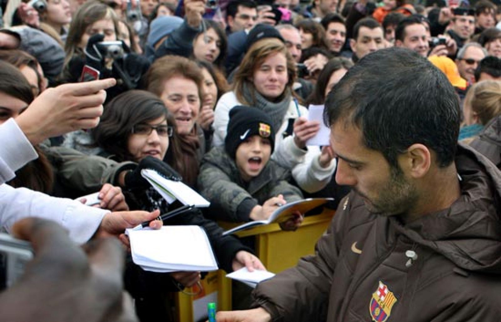Cerca de 3.000 personas abarrotan La Masía en la jornada del puertas abiertas del Barça para ver de cerca el entrenamiento de sus ídolos. Uno de los más aclamados, Leo Messi. 