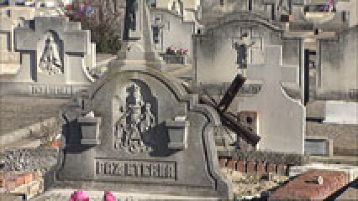 Telediario 1 - La Iglesia católica prohíbe esparcir cenizas de los difuntos o tenerlas en casa