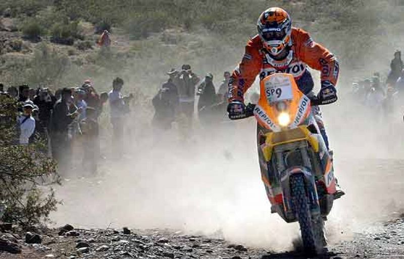 Resumen especial 5ª Jornada Dakar, en la que Marc Coma sigue mandando en motos y Carlos Sáinz ha caído a la tercera plaza de la general de coches.