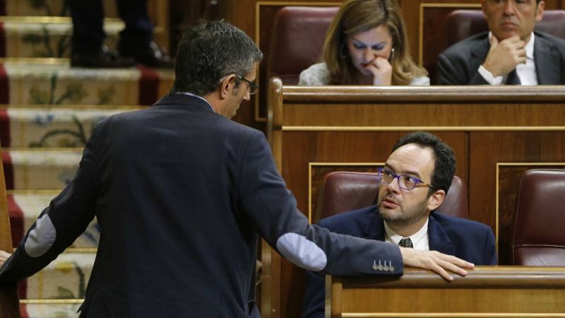 El PSOE reúne a su grupo parlamentario para recordarles que deben abstenerse en bloque