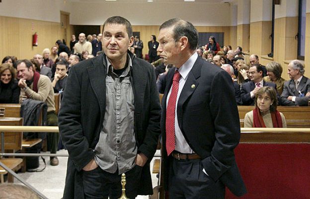  - Ibarretxe dentro de la sala