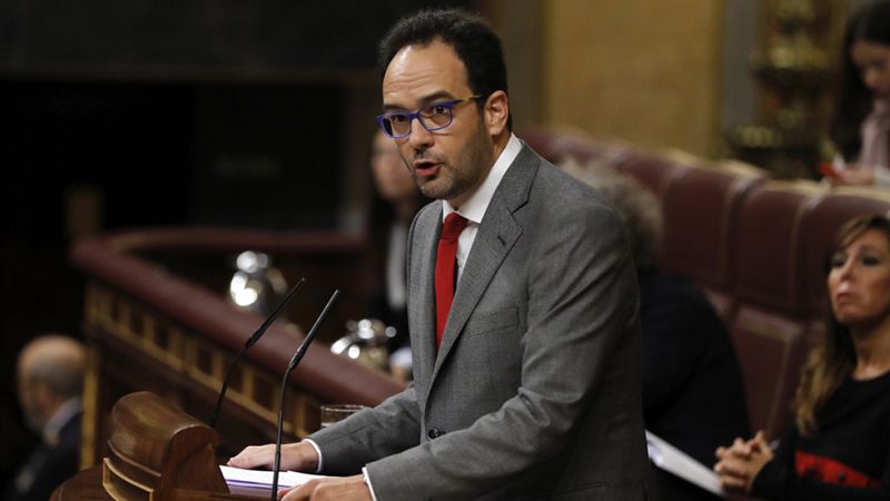 El portavoz parlamentario del PSOE, Antonio Hernando, ha ratificado la abstención de su partido para que el líder del PP, Mariano Rajoy, pueda ser reelegido como presidente del Gobierno, pero le ha advertido de que "no es un apoyo ni a su Gobierno ni