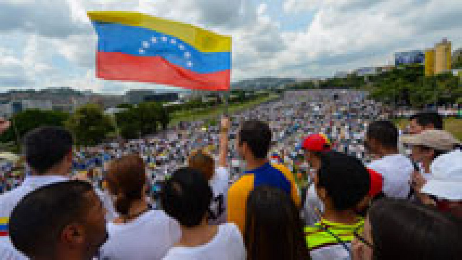 Telediario 1: Un policía muerto y dos heridos durante la llamada "Toma de Venezuela" convocada por la oposición en todo el país | RTVE Play
