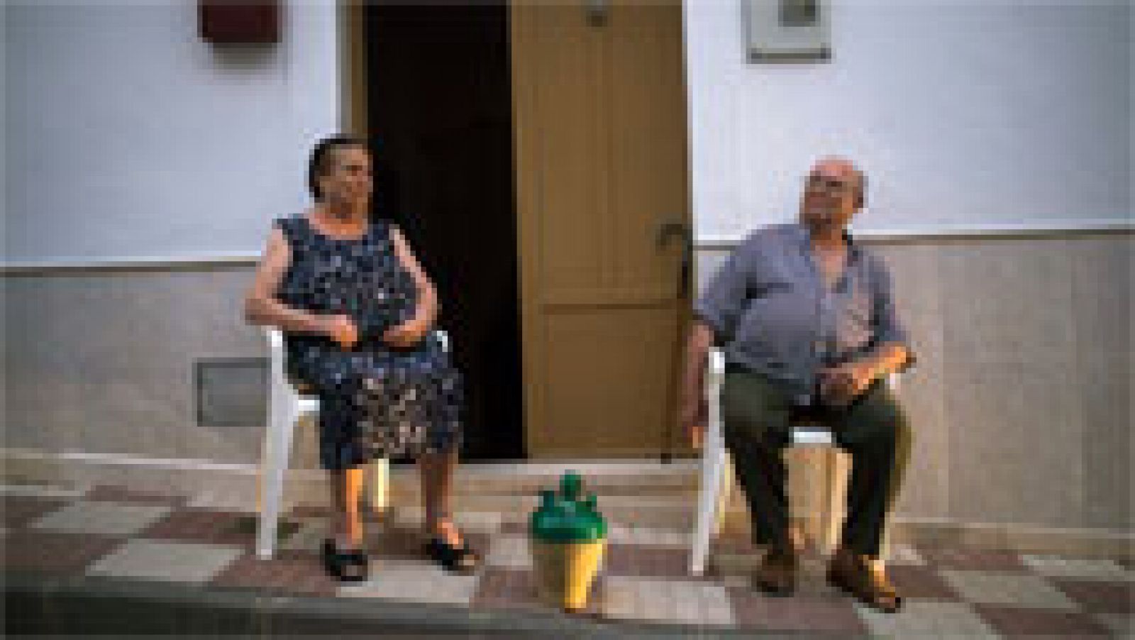 Telediario 1: El Ayuntamiento de Cullera regula el derecho a tomar el fresco sentado en una acera | RTVE Play