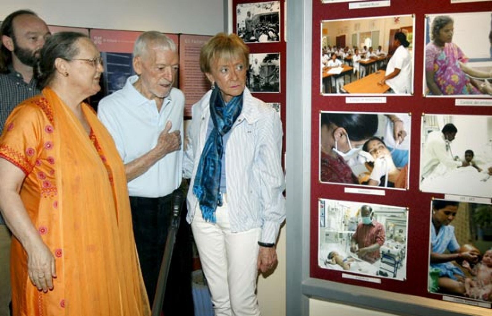 Vicente Ferrer recibe en la India la Gran Cruz de la Orden al Mérito Civil de la mano de la Vicepresidenta del Gobierno