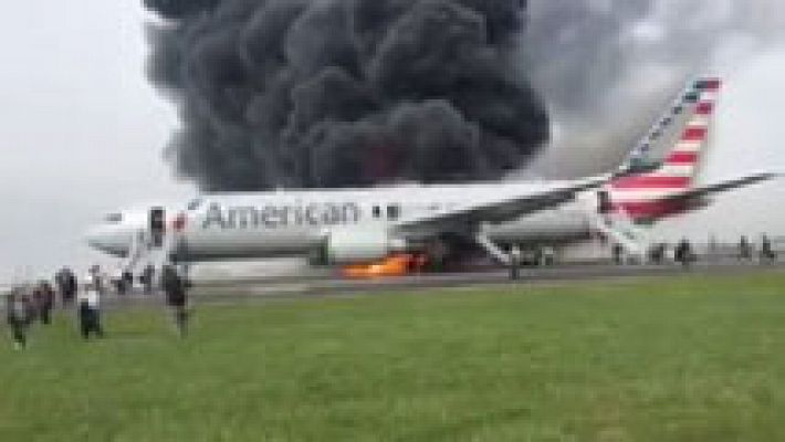 Telediario 1 - Un avión de American Airlines se incendia en Chicago