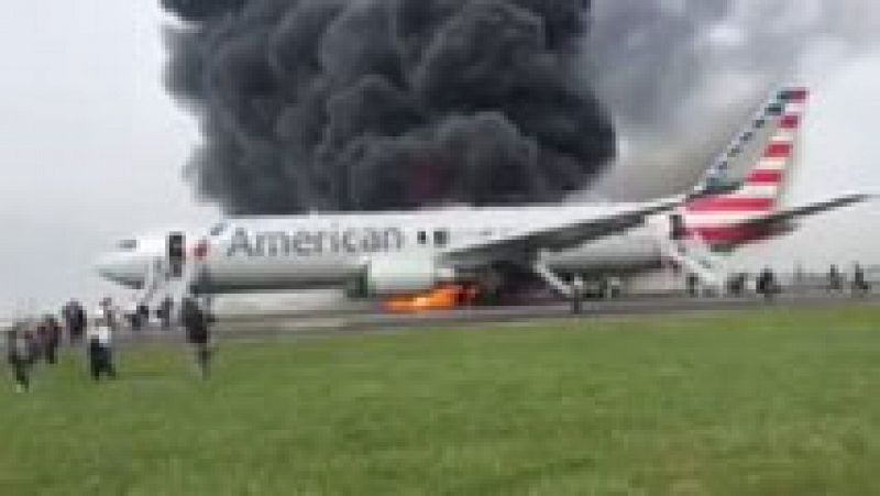 Un avión de American Airlines se incendia en Chicago