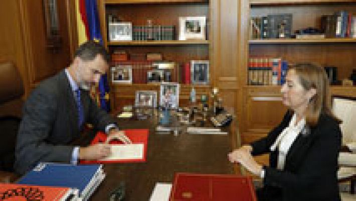 Pastor comunica la investidura de Rajoy al rey, que firma el nombramiento del presidente