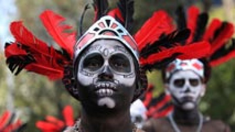 México venera a sus seres queridos con un desfile en el Día de los Muertos