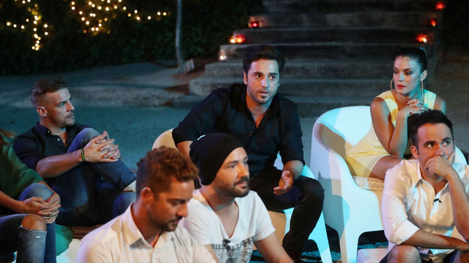 Los exconcursantes se emocionan al hablar de su relación con sus padres. Juan llora al recordar al suyo, ya fallecido, y Bustamante tiene un recuerdo para el padre de Rosa y habla de lo mal que lo pasaron sus hermanos adolescentes.