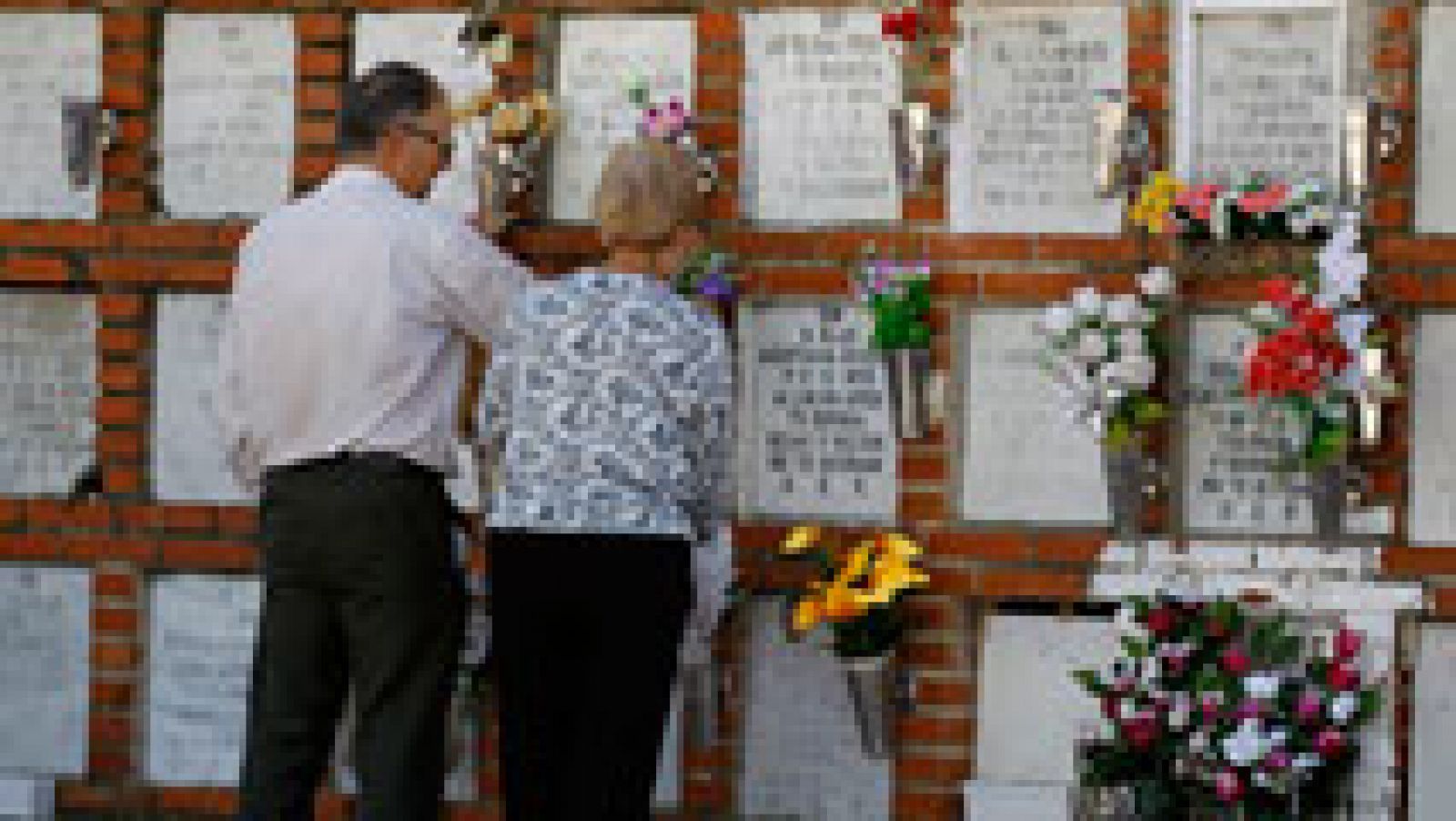 Telediario 1: Los cementerios se engalanan para el Día de Todos los Santos | RTVE Play