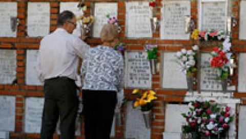 Los cementerios se engalanan para el Día de Todos los Santos