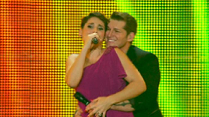 Rosa López y Manu Tenorio cantan 'Santo, santo'