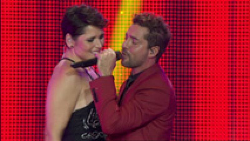 Bisbal y Rosa cantan 'Vivir lo nuestro' en el concierto de OT