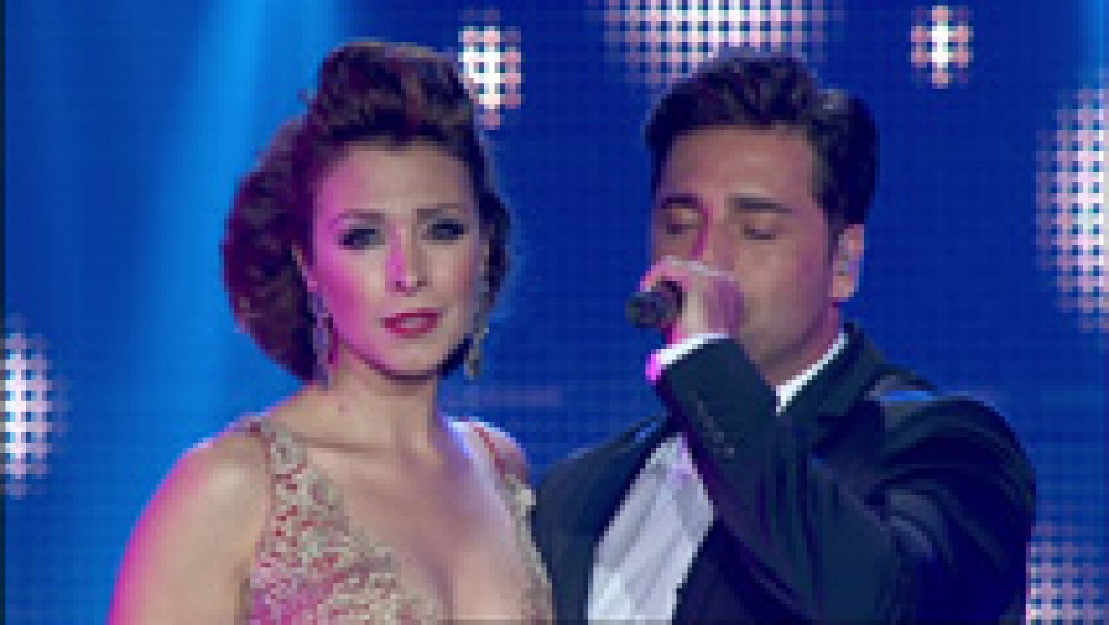 Gisela y Bustamante cantan 'Vivo por ella' en el concierto de OT