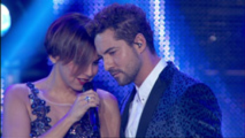 David Bisbal y Chenoa cantan 'Escondidos' en el concierto de OT