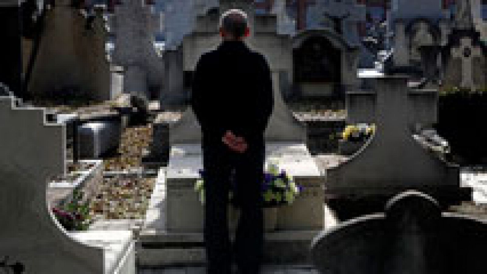 Telediario 1: Los cementerios, punto de encuentro de muchas personas en el Día de Todos los Santos | RTVE Play