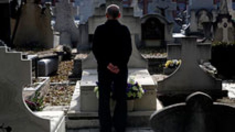 Los cementerios también han sido punto de encuentro de muchas personas en el Día de Todos los Santos