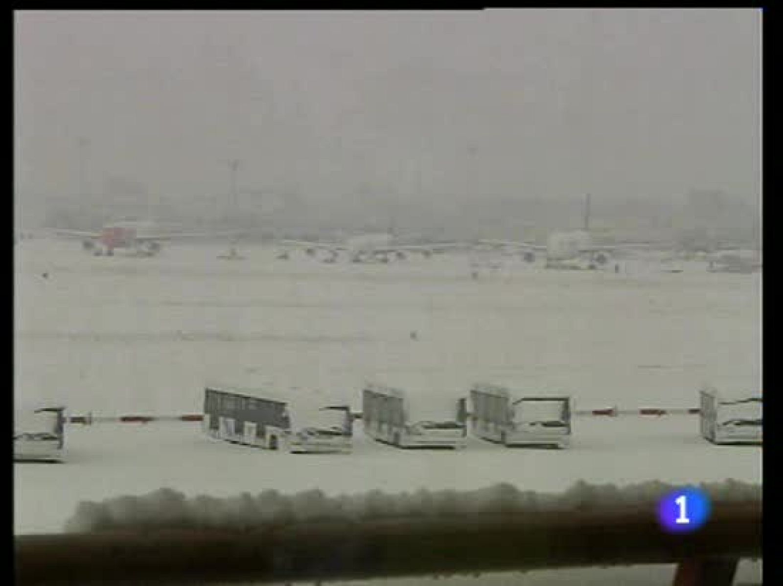 La Comunidad de Madrid dice que activó el plan de protección civil cuando les avisó la Agencia estatal de Meteorología y ésta asegura que, desde ayer, venía advirtiendo de lo que se nos venía encima. El PP ya ha pedido que la Ministra de Fomento comparezca en el congreso por el cierre del aeropuerto de Barajas.