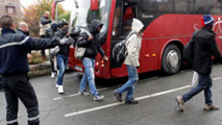 Telediario 1 - Desmantelan un campamento ilegal de inmigrantes en París