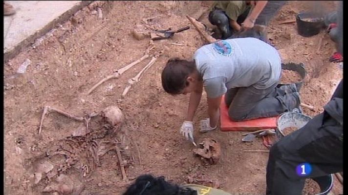 Informatiu Balear - Continua l'exhumació de la fossa de Porreres.