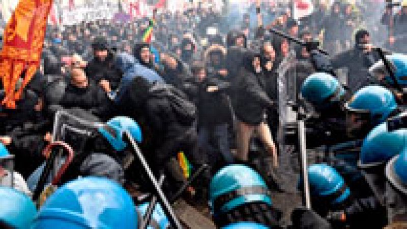 Violentos enfrentamientos en una manifestación en Florencia contra Renzi
