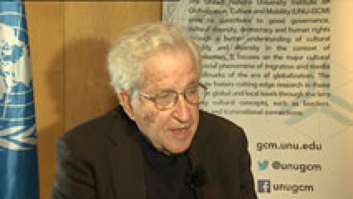 Telediario 1 - Noam Chomsky critica la falta de debate en la campaña