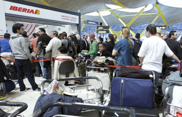  - Miles de pasajeros en Barajas