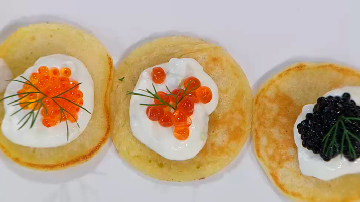RTVE Cocina - Receta de blinis de aguacates y huevas y blinis de bacalao y