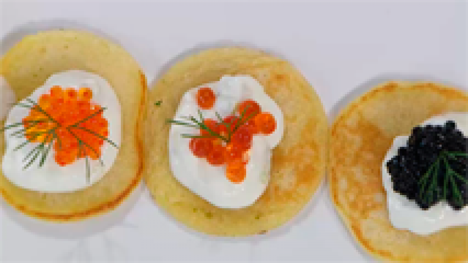 Receta de blinis de aguacates y huevas y blinis de bacalao y aceitunas