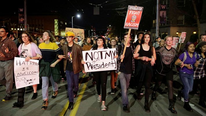 Telediario 1 - Miles de personas salen a las calles en las principales ciudades de EE.UU. para protestar por la victoria de Trump