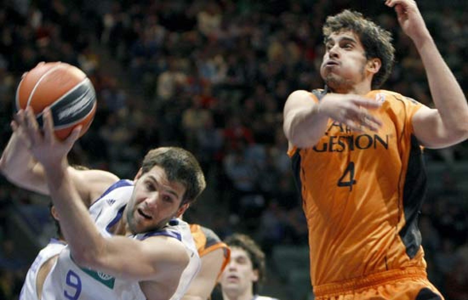 Felipe Reyes se felicita por la victoria ante el Fuenlabrada por 84-71.