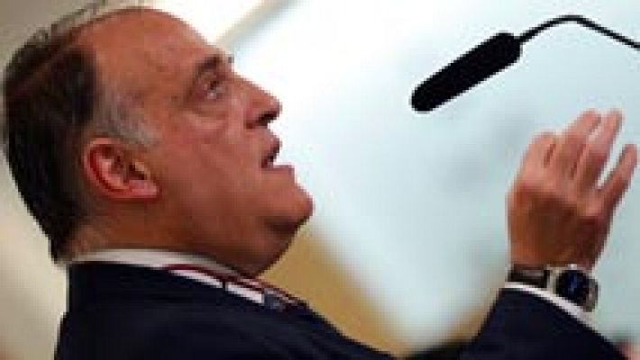 Tebas, "dolido" con el Barça y bromista con el Atlético