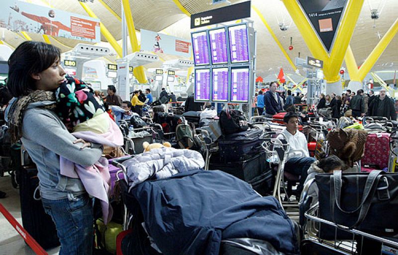 Barajas va recuperando poco a poco la normalidad tras las dos jornadas de problemas que vivieron los pasajeros tras la paralización del aeropuerto por el temporal.