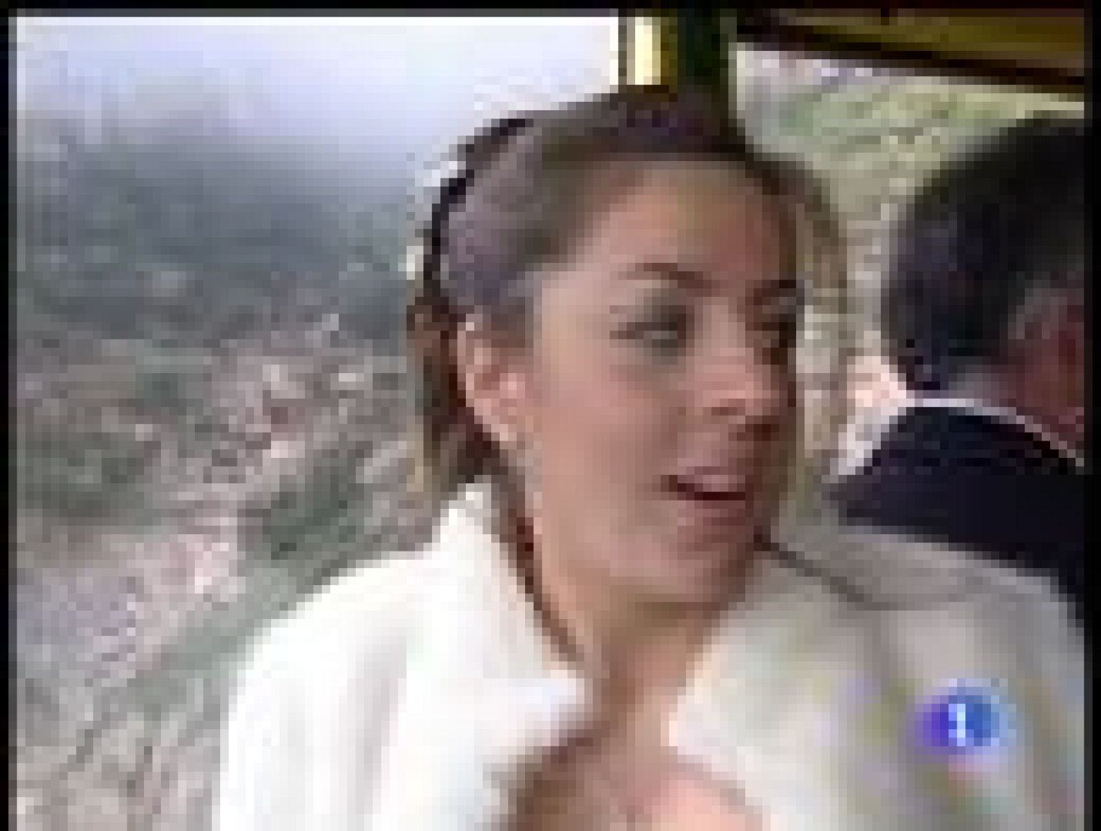 Unos novios llegan en teleférico al altar | Ver