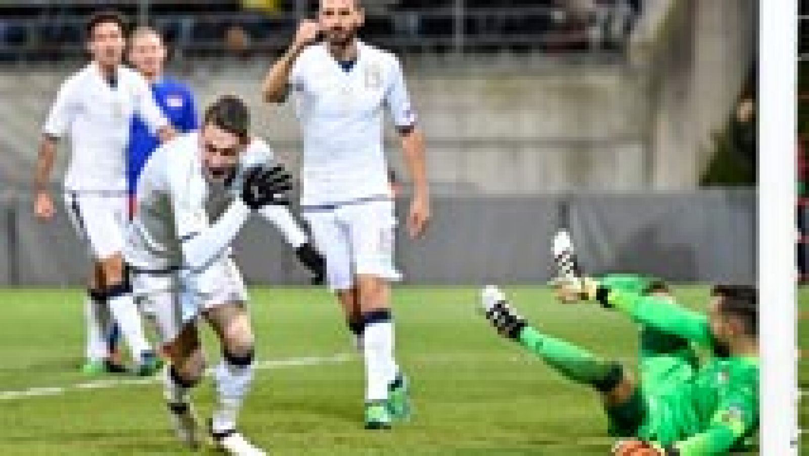 Italia mantiene el pulso por el liderato del grupo G