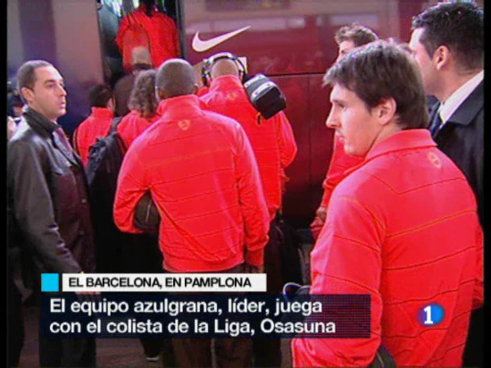  El Barça ha llegado esta mañana a Pamplona -ha viajado el mismo día del partido- para estar odo el tiempo posible en casa y  evitar el frío navarro de estos días. A la llegada del equipo casi todo el mundo ha estado pendiente de Messi, en estado de gracia.