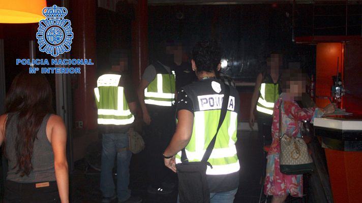 Telediario 1 - Desarticulan un grupo que captaba menores en Facebook