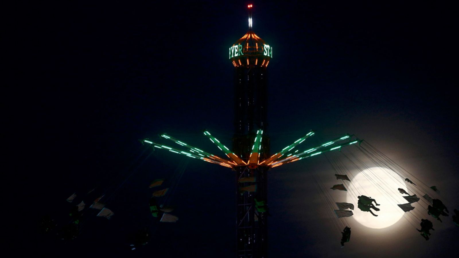 El fenómeno de la superluna está siendo retratado por centenares de fotógrafos profesionales en todo el mundo, dejando instantáneas para el recuerdo. De Australia a Estados Unidos, de China a España, la silueta de la luna fascina por igual a todo el