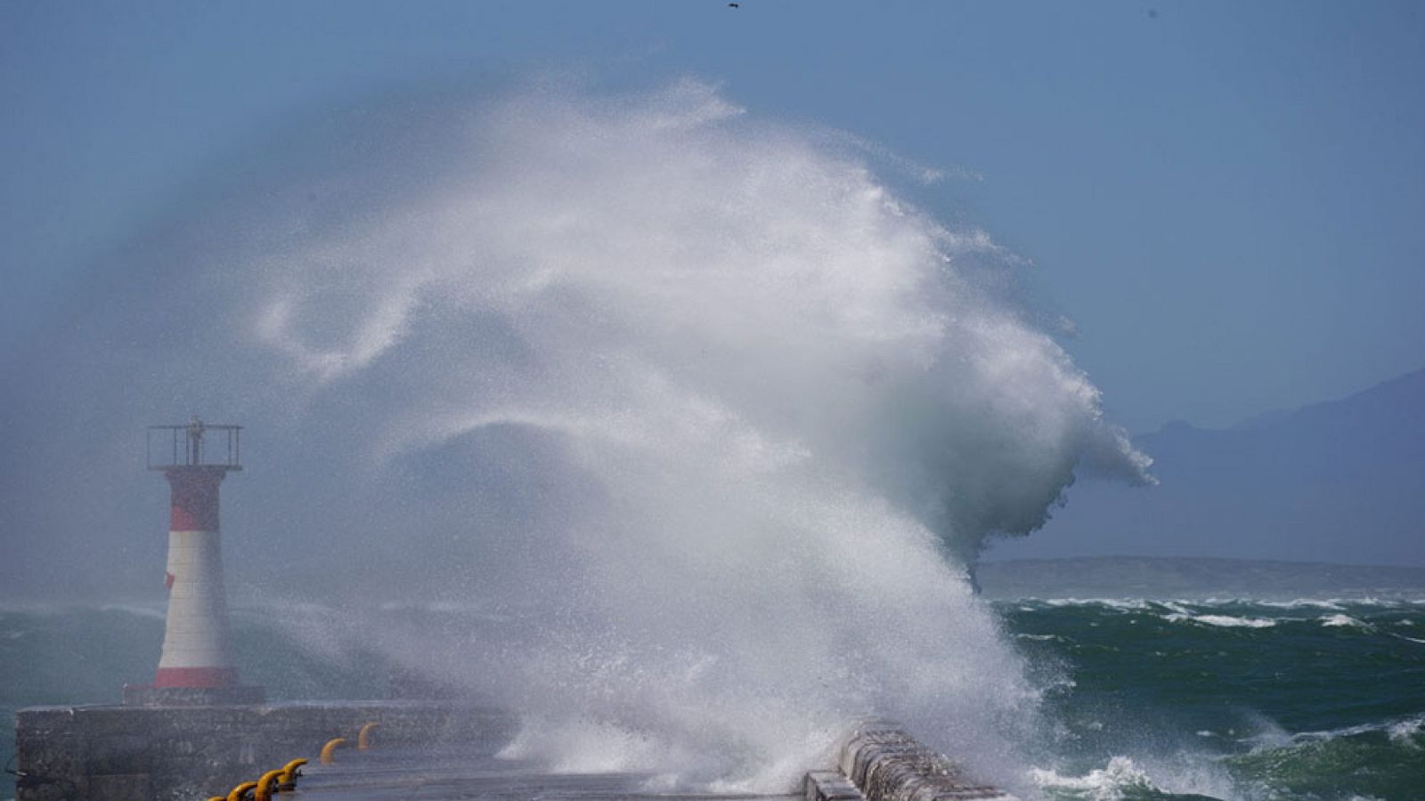 Viento fuerte en el Mediterráneo y algunos intervalos en Galicia