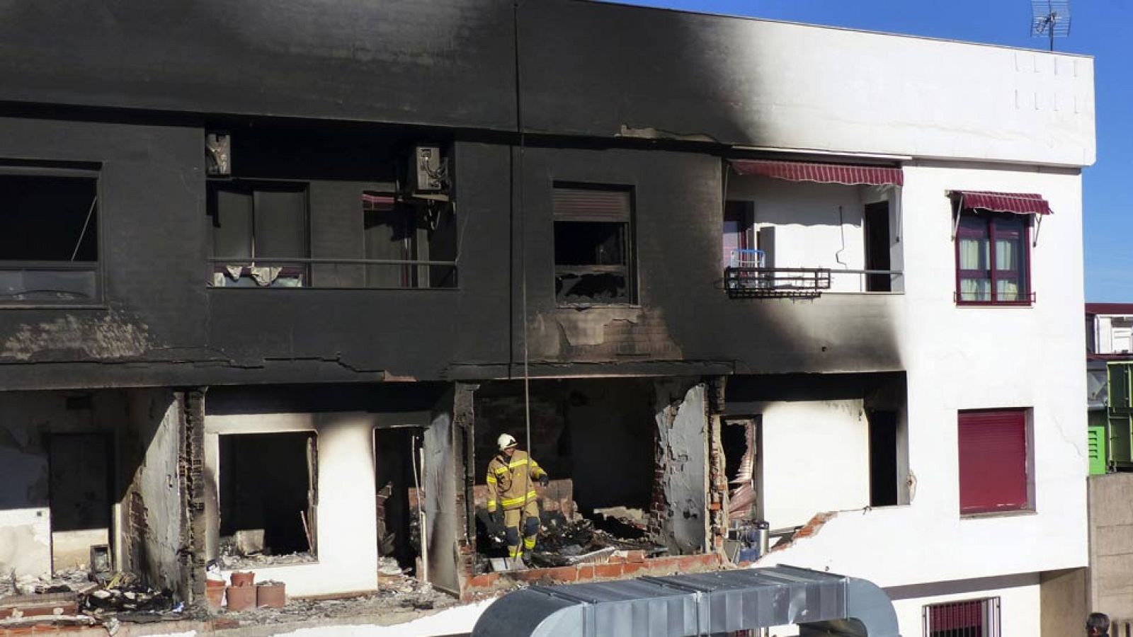 Un fallecido y ocho intoxicados leves en un incendio en una vivienda de Cáceres | Ver