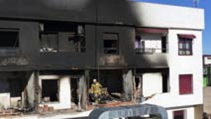 Un fallecido y ocho intoxicados leves en un incendio en una vivienda de Cáceres
