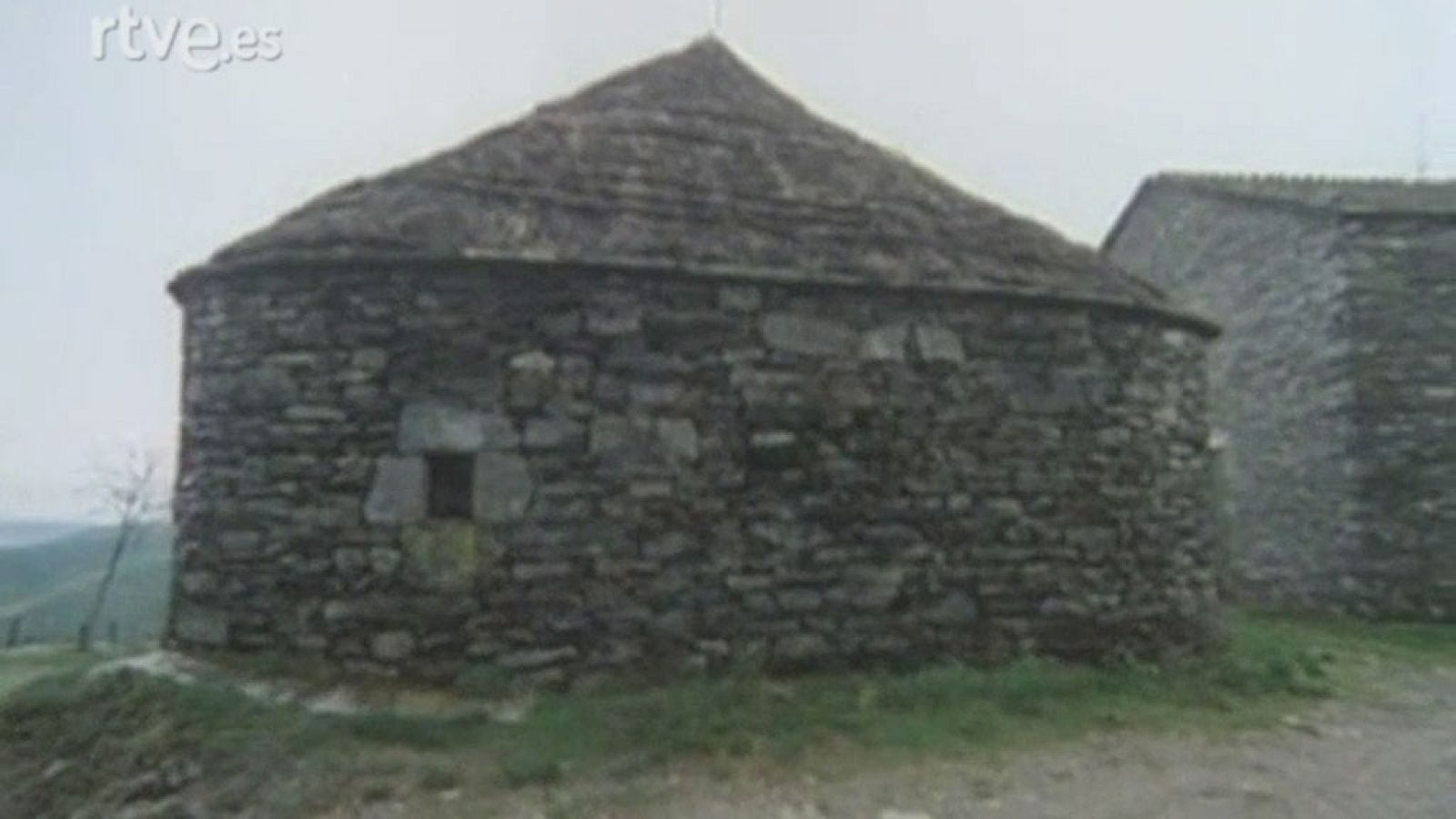 Arte y tradiciones populares - Arquitectura popular en Galicia - La casa redonda. Pallozas del Cebrero