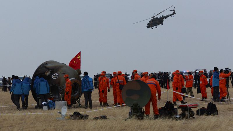 La misión espacial china Shenzhou XI, con los astronautas Jing Haipeng y Chen Dong a bordo, ha aterrizado este viernes en las estepas de la región china de Mongolia Interior (norte del país), tras pasar el último mes en órbita.La Shenzhou-11 despegó 