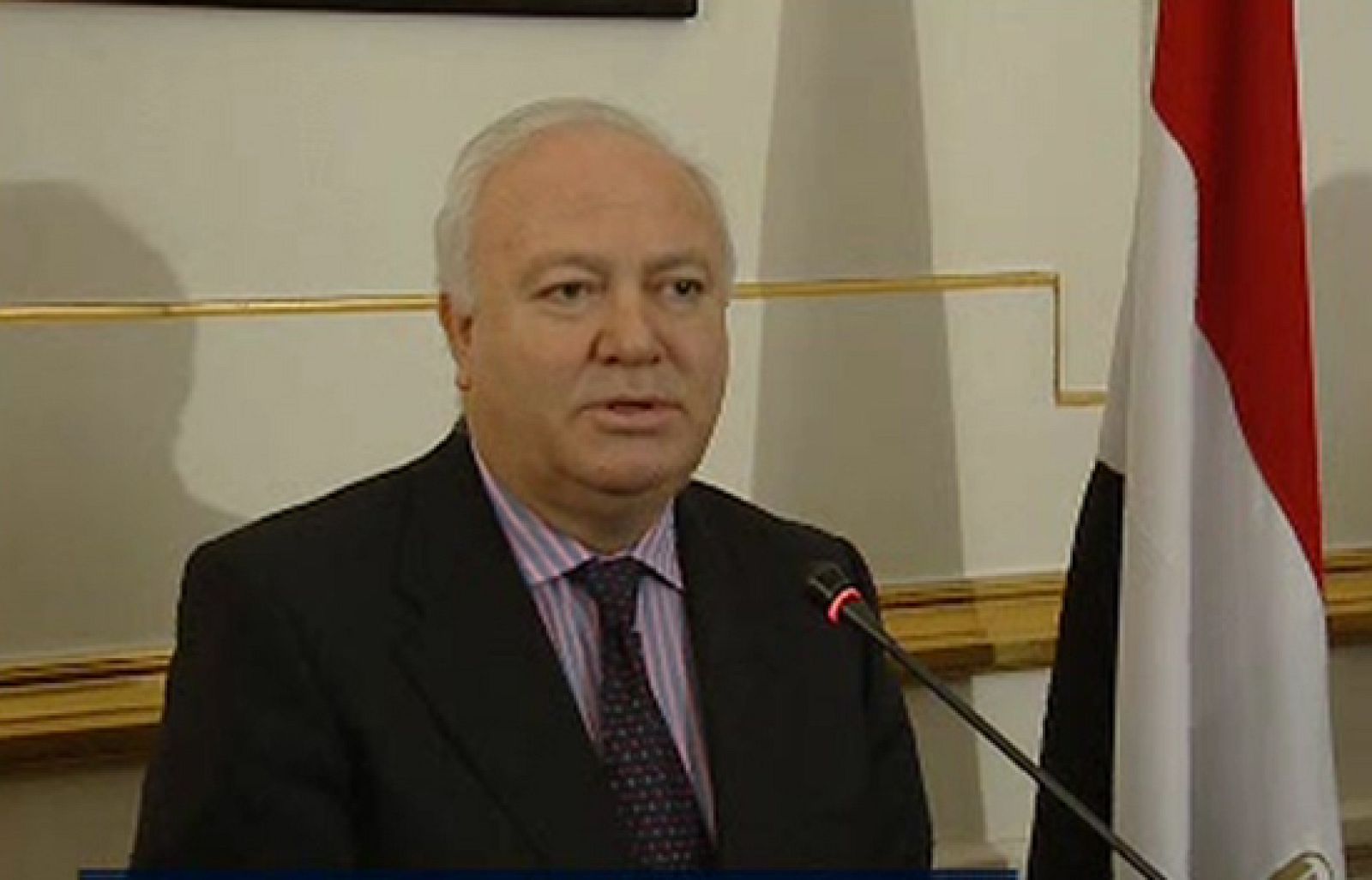 España apoya el plan egipcio que exige un alto el fuego inmediato y la retirada de tropas israelíes. Moratinos va a entrevistarse con el ministro egipcio de exteriores y con el secretario de la Liga Arabe. Luego viajará a Siria, a Israel y a los territorios palestinos, para regresar de nuevo el miércoles a Egipto. El objetivo de España es intentar acercar posturas. 