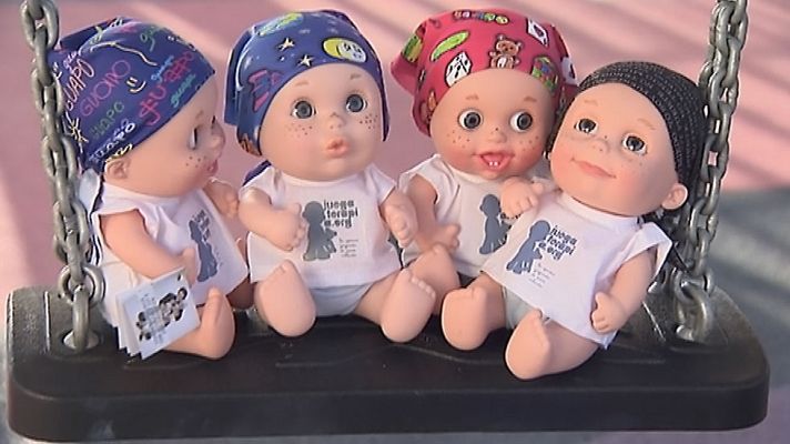 Telediario 1 - La muñeca pelona ayuda financiar los proyectos de la fundación Juegaterapia relacionados con niños con cáncer