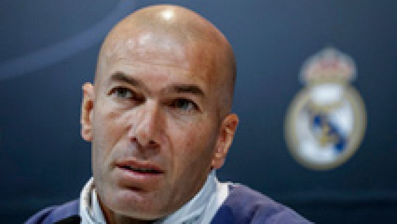 El entrenador del Real Madrid, Zinedine Zidane, ha elogiado a su rival en el derbi de este sábado, el Atlético de Madrid, del que ha dicho que "no solo defiende bien, es mucho más", y ha indicado que "cada año es mejor".