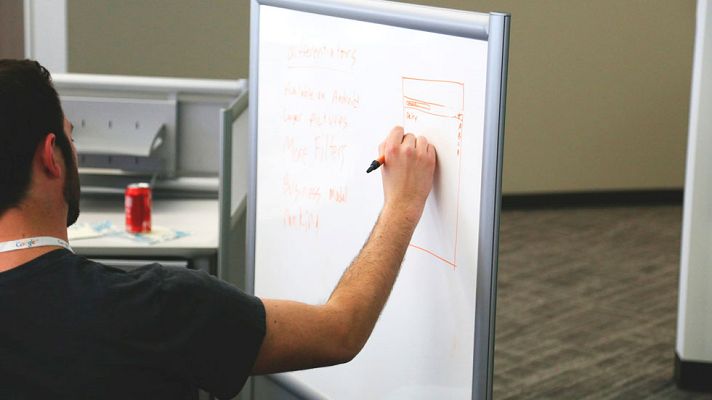 Telediario 1 - Más de 1.900 docentes han llamado al defensor del profesor