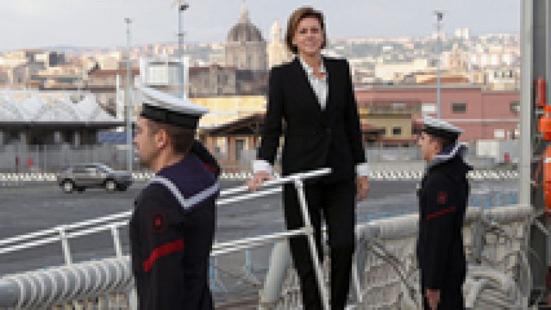Cospedal realiza su primer viaje como ministra de Defensa y visita Sicilia