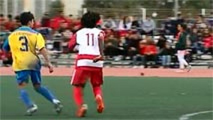 Telediario 1 - Cientos de personas arropan en Cádiz al juvenil que recibió insultos racistas